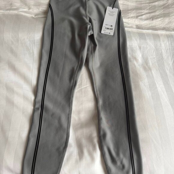 Alo Yoga Airlift Line Up Bra And Legging Set Limited Lunar Grey - Picture 6 of 7